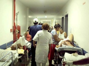 أسرة متعددة في ممر المستشفى