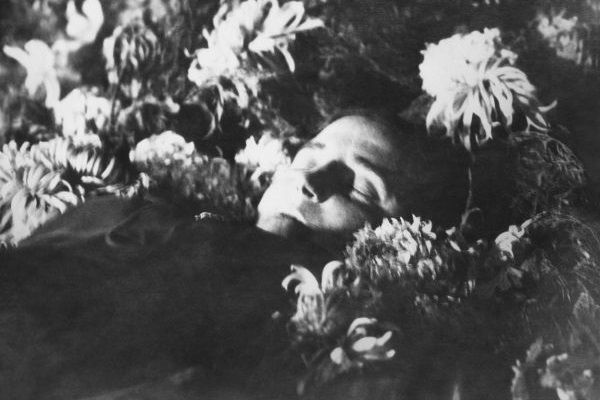 Nadežda Allilujeva bija Staļina otrā sieva, un, ciešot no depresijas, viņa 1932. gadā izdarīja pašnāvību.