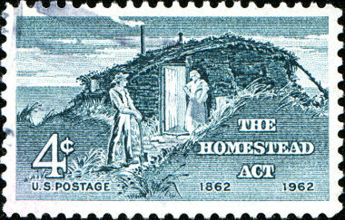 Sopra, francobollo americano che commemora i 100 anni di Homestead Law *