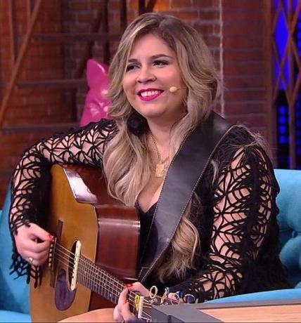 Marília Mendonça 노래와 기타 연주