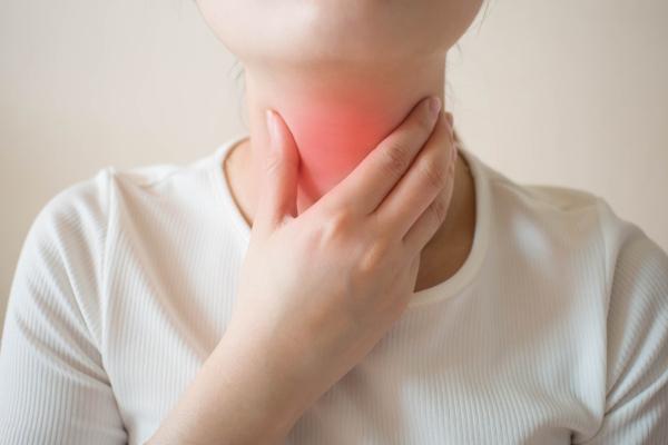  Tonsillitis und Pharyngitis können Halsschmerzen verursachen.