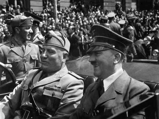 Benito Musolīni (pa kreisi) bija lieliskais itāļu fašisma līderis.¹