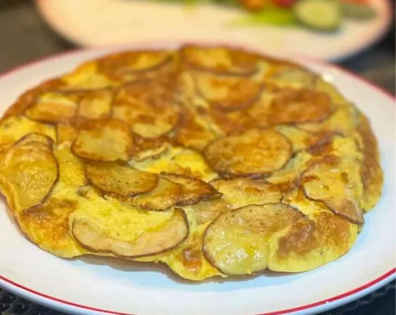 Omeleta s bramborami: pouhé 3 ingredience pro chutné, výživné a rychlé jídlo!