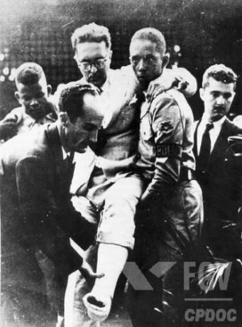 Op 5 augustus 1954 probeerde een huurmoordenaar Carlos Lacerda te vermoorden in de gebeurtenis die bekend staat als de poging op de Rua Tonelero.[1]