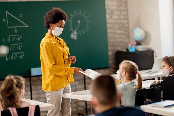 Lærer og elever i klasseværelset og iført maske.