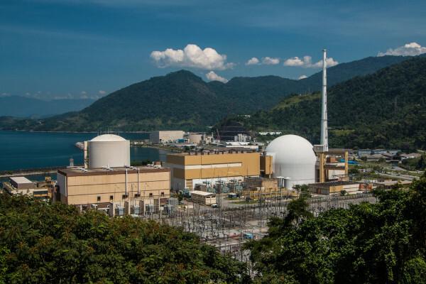 Ydinvoimala Angra dos Reisissä, ainoa Brasiliassa.
