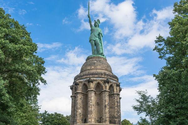Statue in honor of Arminius, leader of the kerusci and responsible for the decimation of the Roman legions in the Battle of the Teutoburg Forest, in 9 d. Ç.