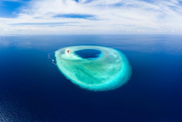 Атол - острів, утворений кораловими рифами на піщаній і вулканічній структурі.