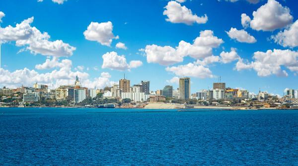 Dakar városképe, Szenegál fővárosa, ahol az ország számos zászlója lobog.