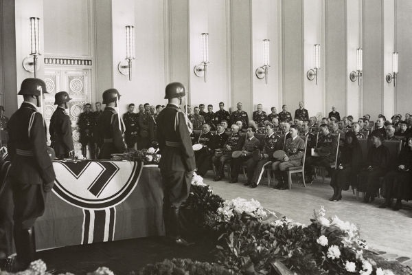 Джозеф Геббельс швидко піднявся через нацистську ієрархію. На зображенні Геббельс - другий ліворуч Гітлера, який сидить у першому ряду стільців. [1]