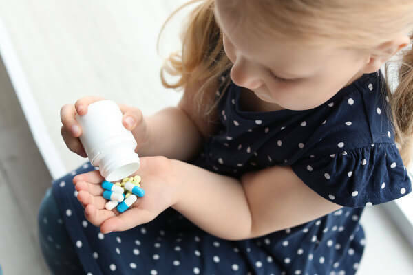 De inname van medicijnen is een van de belangrijkste oorzaken van vergiftiging bij kinderen.