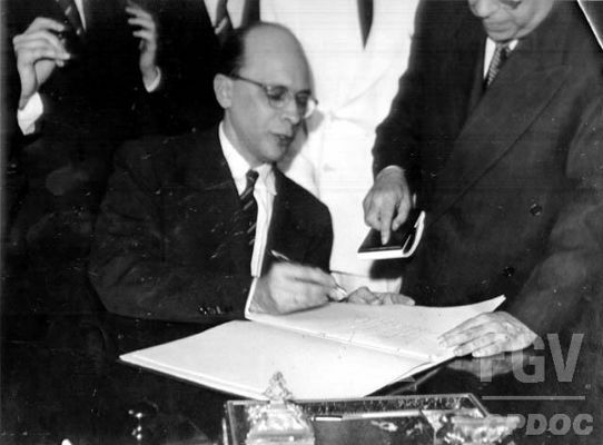  Zástupce Gustavo Capanema (PSD-MG) podepisující ústavu z roku 1946. [1]