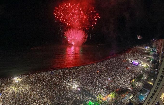 Novoroční večírek na pláži v Pernambuco