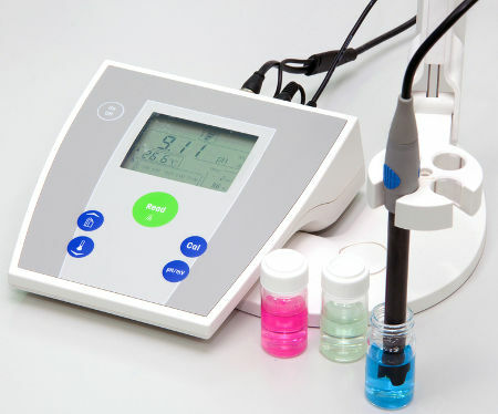 Skridttæller eller potentiometer til måling af pH i en opløsning