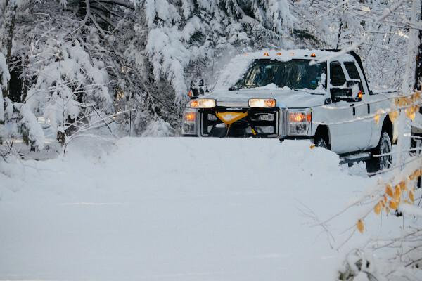 Сняг, предотвратяващ преминаването на автомобил (САЩ).