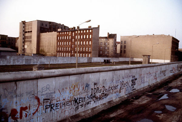 Готово три деценије, Берлински зид је био велики симбол поларизације хладног рата.