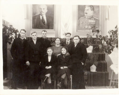 Kult vodcu bol silnou stránkou stalinizmu a všetky verejné úrady mali obraz Stalina. [1]