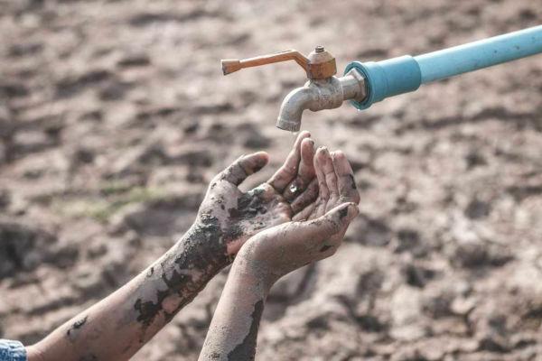 წყლის სიმცირე გლობალური პრობლემაა, რომელიც საზოგადოებას რამდენიმე გამოწვევას უქმნის წყლის რესურსების შენარჩუნების მხრივ. 