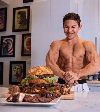 Vücut geliştirme şampiyonasını kazandıktan sonra genç adam 17.000 kalorilik bir hamburger yer.