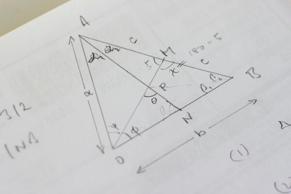 Трикутник - одна з елементарних геометричних фігур. Розуміння його властивостей дуже важливо.