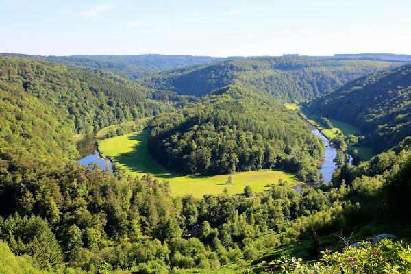 Güneydoğu Belçika'nın Ardennes Dağları bölgesinde Dev'in Mezarı ve Semois Nehri olarak bilinen oluşumun görünümü.