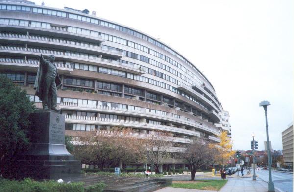Washingtons Watergate-kompleks, hjemsted for det demokratiske partis hovedkvarter, og hvor spioneringen, der bragte Nixon ned, fandt sted. 