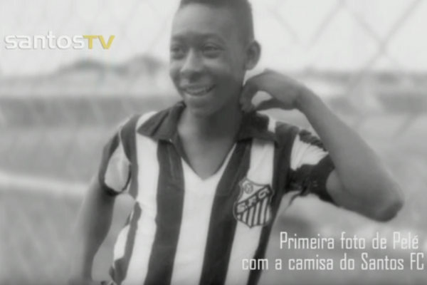 À l'âge de 16 ans, Pelé est arrivé à Santos comme une promesse. [2]