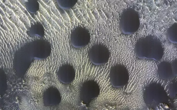 NASA zachytila ​​pomocí sondy „atypické“ písečné duny na Marsu