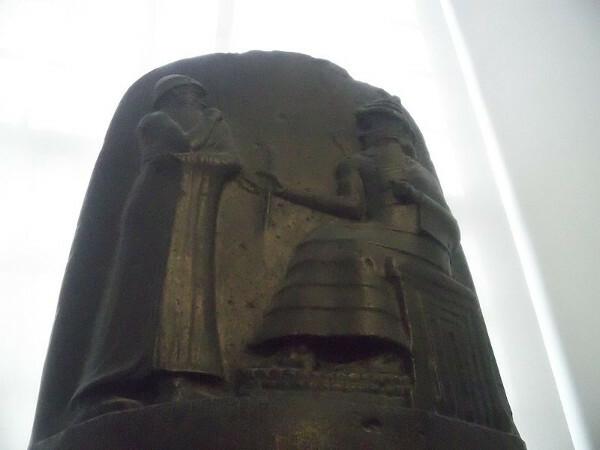 Kodeksen for Hammurabi var det første settet med lover i vår historie, og det hadde som mål å ordne det sosiale forholdet til det babyloniske imperiet. [1]
