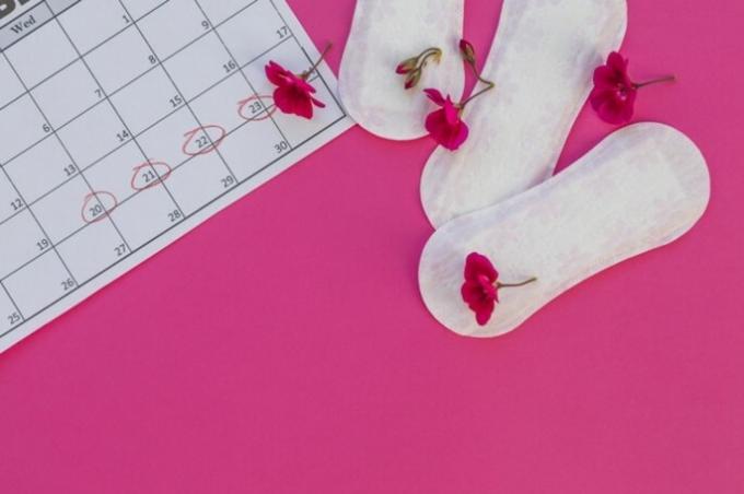 Vad är skillnaden mellan implantation och menstruation?