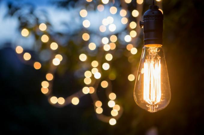 I glødelamper observeres den termiske og lysende effekten av elektrisk strøm.