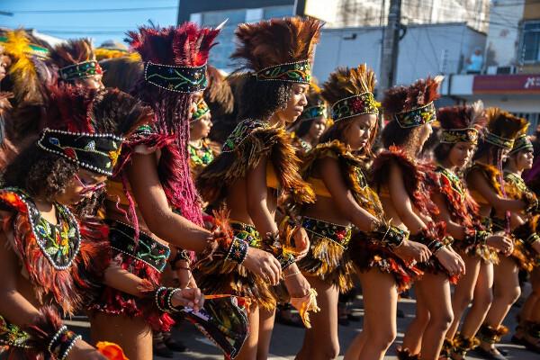 महिलाएं बुम्बा मेउ बोई के प्रदर्शन में शामिल हुईं, जो ब्राजील में मौजूद लोकगीत नृत्यों में से एक है।