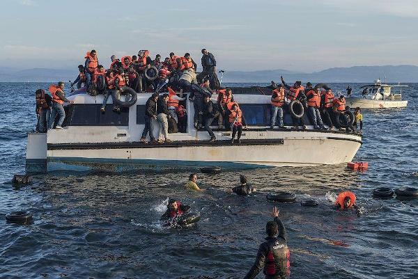 Сирийски и иракски бежанци, пристигащи от Турция на остров Лесбос (Гърция, 2015 г.) и подпомагани от испанска неправителствена организация (Proactiva Open Arms). [2]