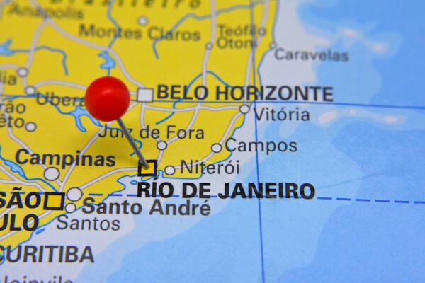 Kaart van de zuidoostkust van Brazilië met de nadruk op de stad Rio de Janeiro.