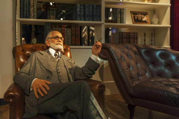 Representación de Freud y sofá en un museo de Londres [1]