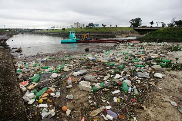 Pollution on the banks of the Tietê River
