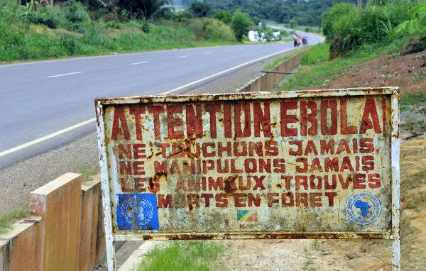 Fotografía de un letrero en el Congo, África, que indica que la región tiene casos de ébola. [1]