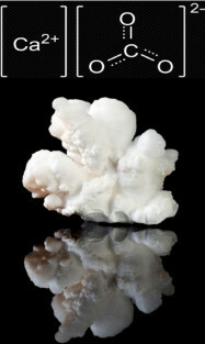 Kalcio karbonato formulė ir iš jo sudaryto mineralo (aragonito) pavyzdys
