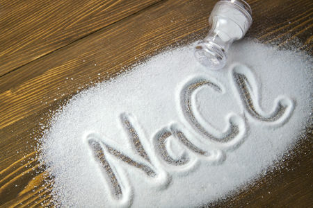 Chlorek sodu można otrzymać z prostej destylacji