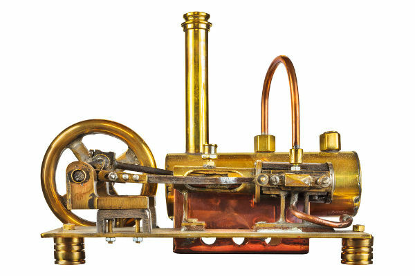 Mesin uap bekerja sesuai dengan Hukum Pertama Termodinamika.