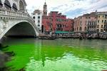 Záhada v Benátkach: Canal Grande je naplnený zelenou tekutinou