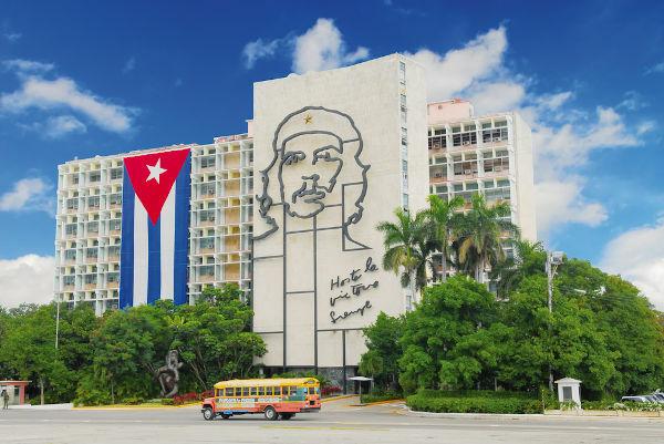 Díky hlavní roli Che Guevary v kubánské revoluci se stal jedním z největších národních hrdinů Kuby.