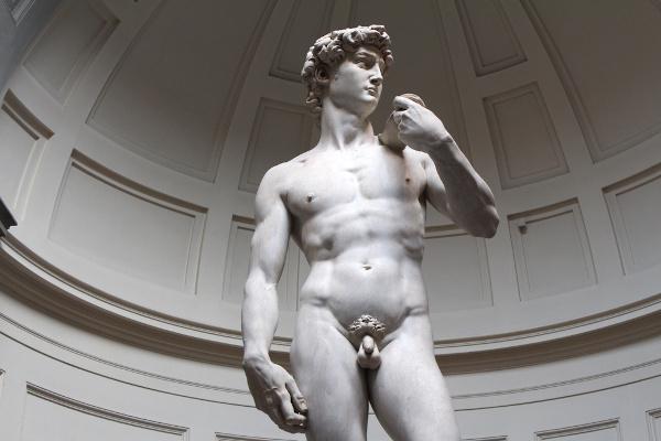 Michelangelo seisva alasti mehe marmorskulptuur.