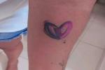 Kvinde får en tatovering til ære for Nubank og fortæller sin historie