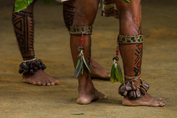 Picturi realizate pe picioarele indienilor amazonieni în apropierea orașului Manaus.
