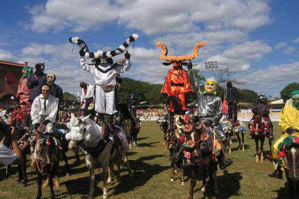 Mascaradele sunt figuri care animă Cavalhadas de Pirenópolis.
