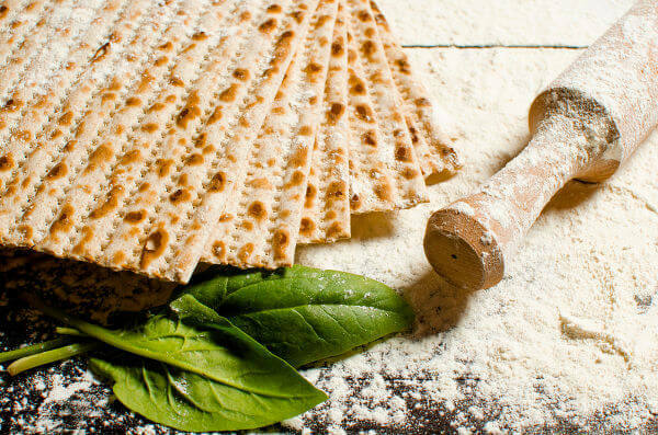 İbraniler tarafından Seder sırasında kullanılan mayasız ekmek (mayasız ekmek).