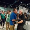 Un hombre de 86 años impresiona a Arnold Schwarzenegger con su resistencia física; vea
