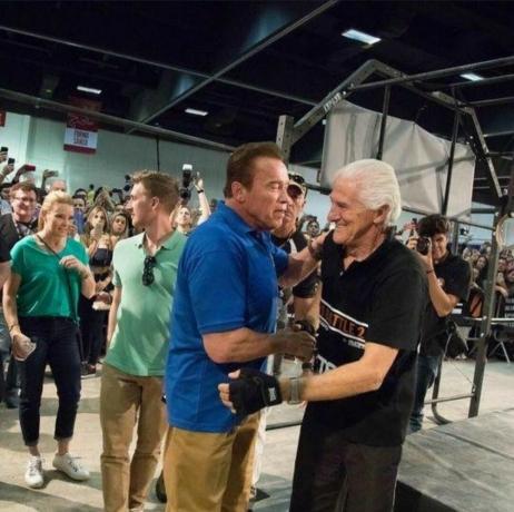 86-årig mand imponerer Arnold Schwarzenegger med sin fysiske udholdenhed; se
