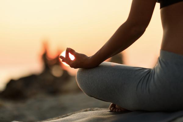 Meditace a jóga mohou pomoci zlepšit dýchání a předcházet záchvatům úzkosti.
